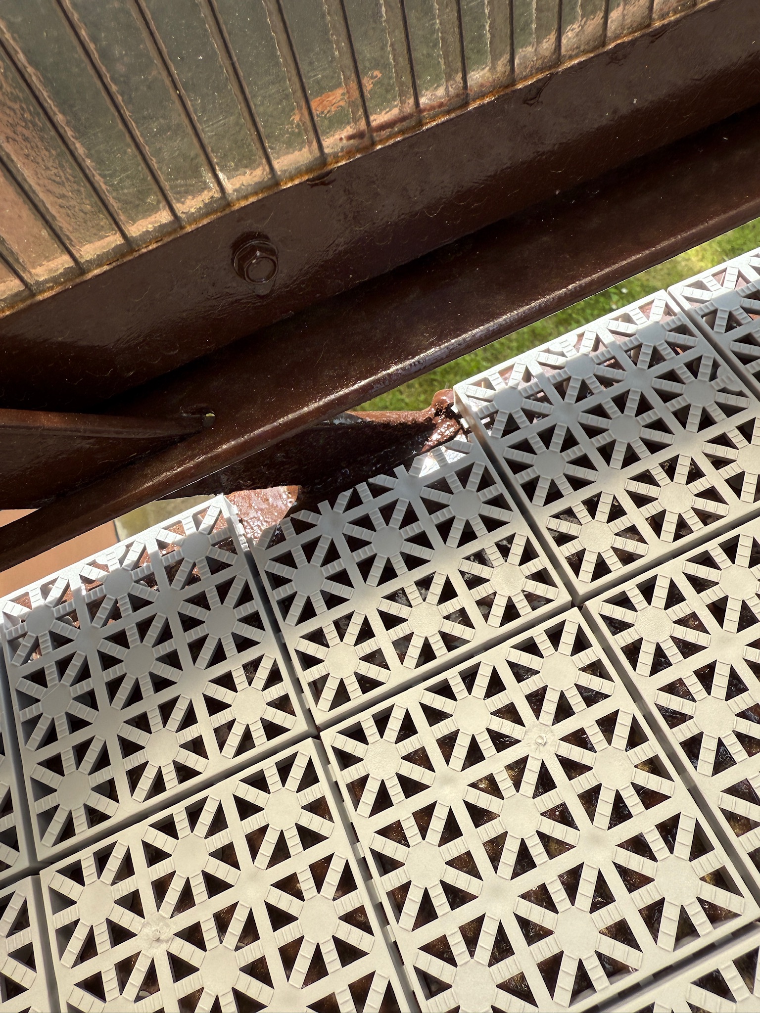 Detail seříznutí dlažby kvůli nosným prvkům balkónu