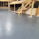 Zátěžová PVC dlažba Mosolut Machine v šedém provedení