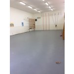 Zátěžová PVC dlažba Mosolut Machine ULTRA v šedé barvě a dezénu kůže do tělocvičny