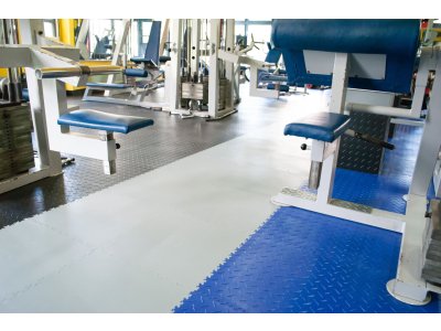 Zátěžová dlažba Mosolut Machine Industry+ v modrém provedení, v dezénu kůže. Do skladu, provozu i garáže.