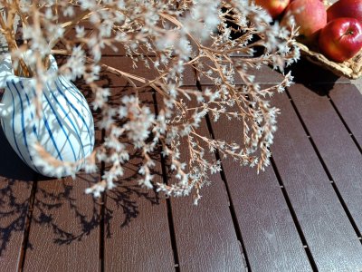 Venkovní plastová dlažba v dekoru dřeva, Mosolut Woodlook, tmavý dub_detail na reliéfní povrch